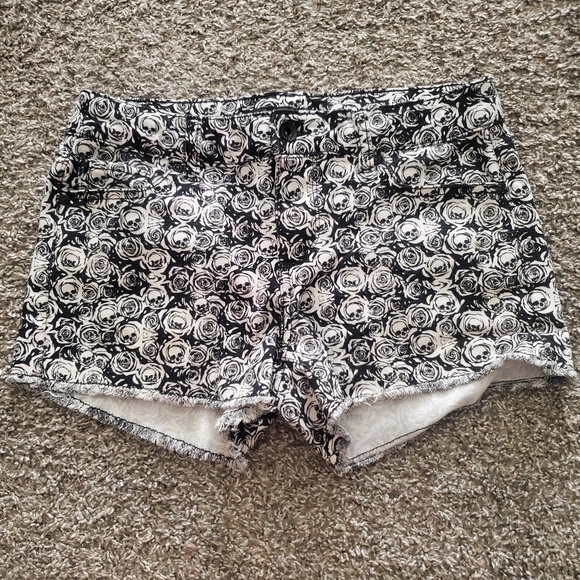 Hot Topic Pants - Hot Topic Black and White Skull Jean Shorts